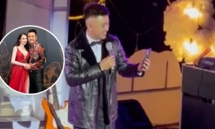 Đang hát trên sân khấu thì vợ gọi điện, Tuấn Hưng không dám tắt máy mà vừa facetime vừa hát tiếp