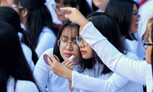 Nữ sinh khiến netizen 'choáng' khi mang hơn 100 món đồ trang điểm đến trường