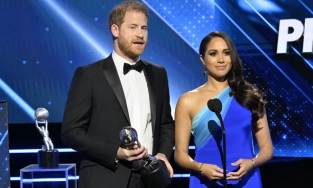 Meghan tái xuất xinh đẹp trên sân khấu nhận giải, diện váy ôm dáng giữa nghi vấn mang thai lần 3