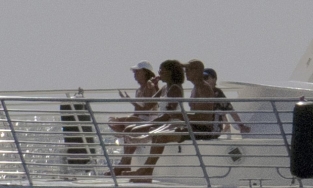 Gia đình Obama nghỉ dưỡng cuối tuần, bà Michelle 'chiếm spotlight' vì diện áo tắm 1 mảnh ở tuổi U60