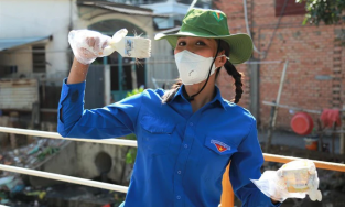 H'Hen Niê đúng chuẩn 'Hoa hậu quốc dân', dọn kênh 'chân lấm tay bùn' vẫn sáng cả khung hình