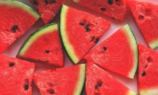 Bị nhiễm Covid-19 có được ăn dưa hấu không? Câu trả lời có trong tài liệu hướng dẫn của Bộ Y tế