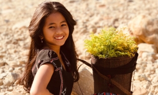 Cô bé Pa Cô 11 tuổi được kỳ vọng là H'Hen Niê tương lai: Catwalk thần sầu, nụ cười tỏa nắng