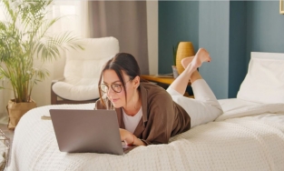 Thói quen làm việc trên giường: Tưởng tiện mà ẩn chứa nhiều tác hại khó lường