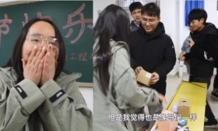 Nữ sinh may mắn được 59 nam sinh xếp hàng tặng quà 8/3