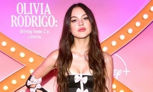 Olivia Rodrigo là ai? Hiện tượng âm nhạc Gen Z, đại náo Grammy 64th bằng màn 'kề má' với V (BTS)