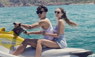 Bất chấp ồn ào kiện tụng với CLB TP.HCM, Bùi Tiến Dũng đưa bạn gái Tây đi chơi biển