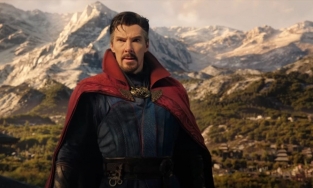 Doctor Strange 2: 'Bom tấn' Marvel nhận mưa lời khen từ giới phê bình 