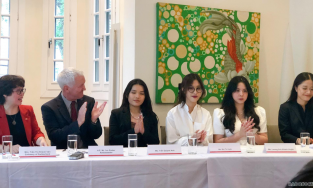 3 nữ sinh Việt thắng giải Earth Prize 2022 nhờ ý tưởng băng vệ sinh phân hủy từ vỏ thanh long