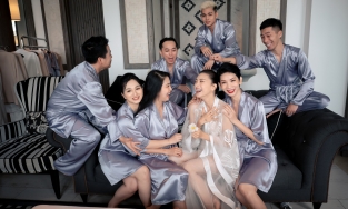 Đám cưới Ngô Thanh Vân - Huy Trần: Cô dâu cười như bắt được vàng bên dàn phụ rể trước giờ G