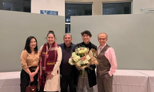 Ông xã NSND Hồng Vân sang Mỹ chăm con riêng của vợ và cháu ngoại mới sinh