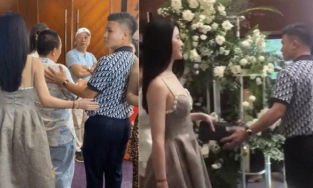 Quang Hải đưa ví cho Chu Thanh Huyền cầm hộ tại đám cưới Hà Đức Chinh