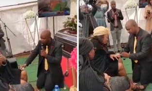 Người đàn ông cầu hôn bạn gái ngay trong tang lễ của bố người yêu