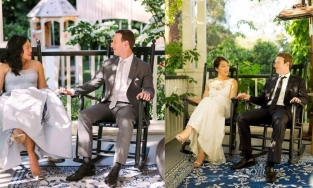 Mark Zuckerberg tái hiện ảnh cưới cũ nhân 10 năm ngày cưới