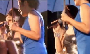 Diva Mỹ Linh hạ mình cầm ô che cho Mỹ Tâm biểu diễn trên sân khấu