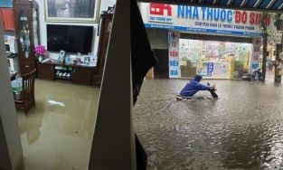 Mưa 30 phút, Hà Nội ngập lụt khắp nẻo đường chiều 29/5