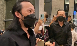 Hoài Linh đến dự đám cưới Mạc Văn Khoa, rạng rỡ giơ tay 'say hi'