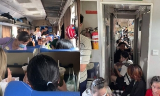 MXH dậy sóng với cảnh khách ngồi xổm chen chúc trên chuyến tàu Food tour Hải Phòng