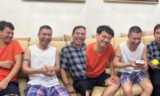 Công Lý cười hết cỡ khi Xuân Bắc và Quang Thắng đến thăm