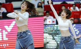 TikToker Lê Bống mặc áo ngắn cũn đi cổ vũ bóng rổ