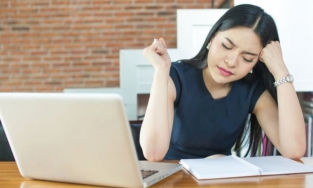 Thường xuyên dùng tay chạm mặt có thể khiến bạn giảm tuổi thọ