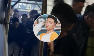 Karik loạng choạng bước xuống sân khấu, phải có người dìu vì đứng không vững