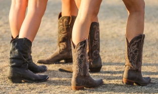 Bốt cao bồi - điểm nhấn cho trang phục mùa thu đông