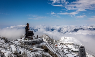 Khung cảnh đẹp tựa trời Âu khi tuyết rơi trên đỉnh Fansipan ngày cận Tết