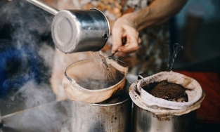 Cà phê vợt, thức cà phê đại diện cho văn hóa đường phố của Sài Gòn xưa