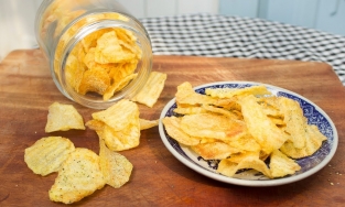 Cách làm bim bim khoai tây giòn tan như bim bim ăn liền khiến các bé mê tít