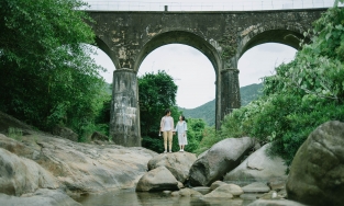 Cầu vòm Đồn Cả, điểm chụp hình đẹp như phim dưới chân đèo Hải Vân