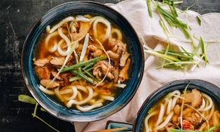 Cách nấu mì Udon gà nấm nhanh gọn, đổi vị cho cả nhà dịp cuối tuần