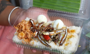 Xôi cá cơm Nha Trang, món ăn có giá 'con nhà nghèo' khiến bao người mê mẩn