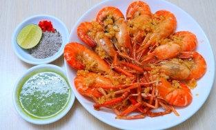 Cách làm tôm sốt bơ tỏi đơn giản mà hương vị chẳng kém gì ngoài hàng