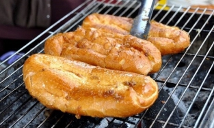 Cách làm bánh mì nướng mật ong thơm ngọt, giòn rụm tại nhà