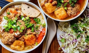 Cách nấu bún riêu cua đồng kiểu miền Nam ngon, nhiều gạch vàng ươm