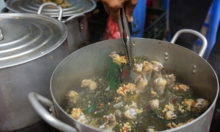 Cách làm gà hầm ngải cứu ngon ngọt mà không bị đắng