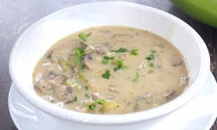 Cách nấu súp nấm cần tây thơm ngon, đổi vị cho ngày cuối tuần