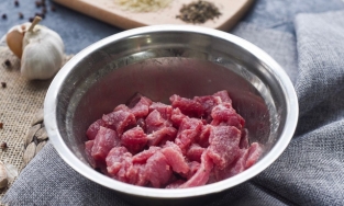 Đừng ướp mắm muối, đây là mẹo ướp thịt bò ngon chuẩn chỉnh để thịt mềm ngọt như đầu bếp nấu