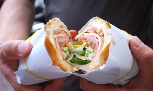4 tiệm bánh mì ngon tiếng 'đắt xắt ra miếng', ngon chắng kém bánh mì Huỳnh Hoa