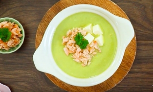 Cách nấu súp cá hồi phô mai bổ dưỡng để bé 'hay ăn chóng lớn'