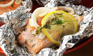 Cách làm cá hồi nướng giấy bạc bằng nồi chiên không dầu, dù vụng mấy cũng làm được