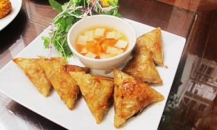 Cách gói nem hình tam giác đang trend trên tiktok cho mâm cơm Tết thêm lạ