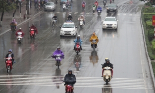 Cả nước mưa dông trong kỳ nghỉ lễ  30/4 - 1/5, người dân cân nhắc thời gian vui chơi