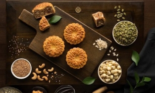 Cách làm bánh trung thu nhân đậu xanh thơm ngon không kém bánh khách sạn