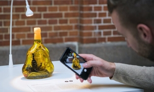 Triển lãm rượu ủ từ xác kiến và bia làm từ tinh hoàn