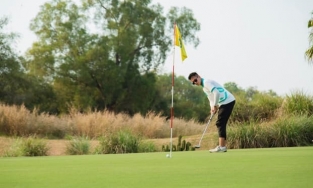 Trang phục làm nên thương hiệu nam thần sân golf cho bạn trai Hương Giang