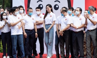 Ngắm Hoa hậu Lương Thùy Linh diện quần jeans khoe chân dài thẳng tắp - nắm ngay những bí quyết diện jeans đẹp sau đây