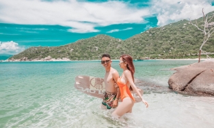 'Phát hờn' với BST bikini toàn hàng hiệu của vợ hai Minh Nhựa