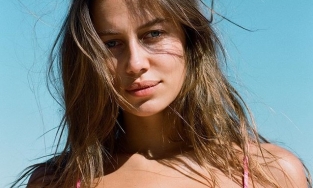 Nhan sắc bạn gái người mẫu kém 30 tuổi của Brad Pitt